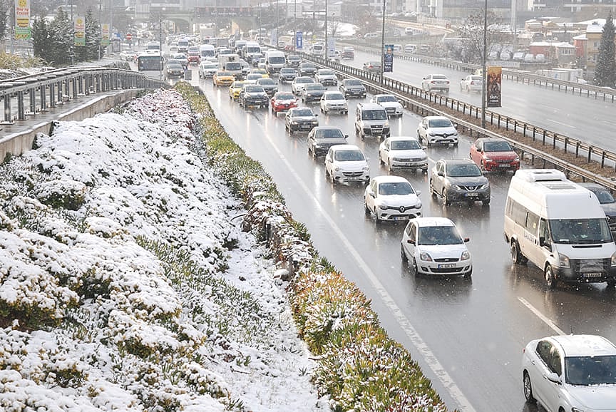 İstanbul Valisi Yerlikaya saat verip uyardı, yeni kar önlemlerini duyurdu-0
