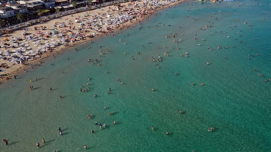 Ege ve Akdeniz'e turist akını: Turizmcilerden tatilcilere önemli uyarı geldi