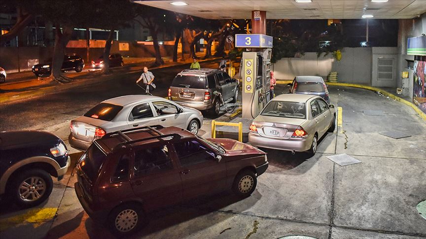 Venezuela'da benzin sıkıntısı: İstasyonlarda uzun kuyruklar oluştu