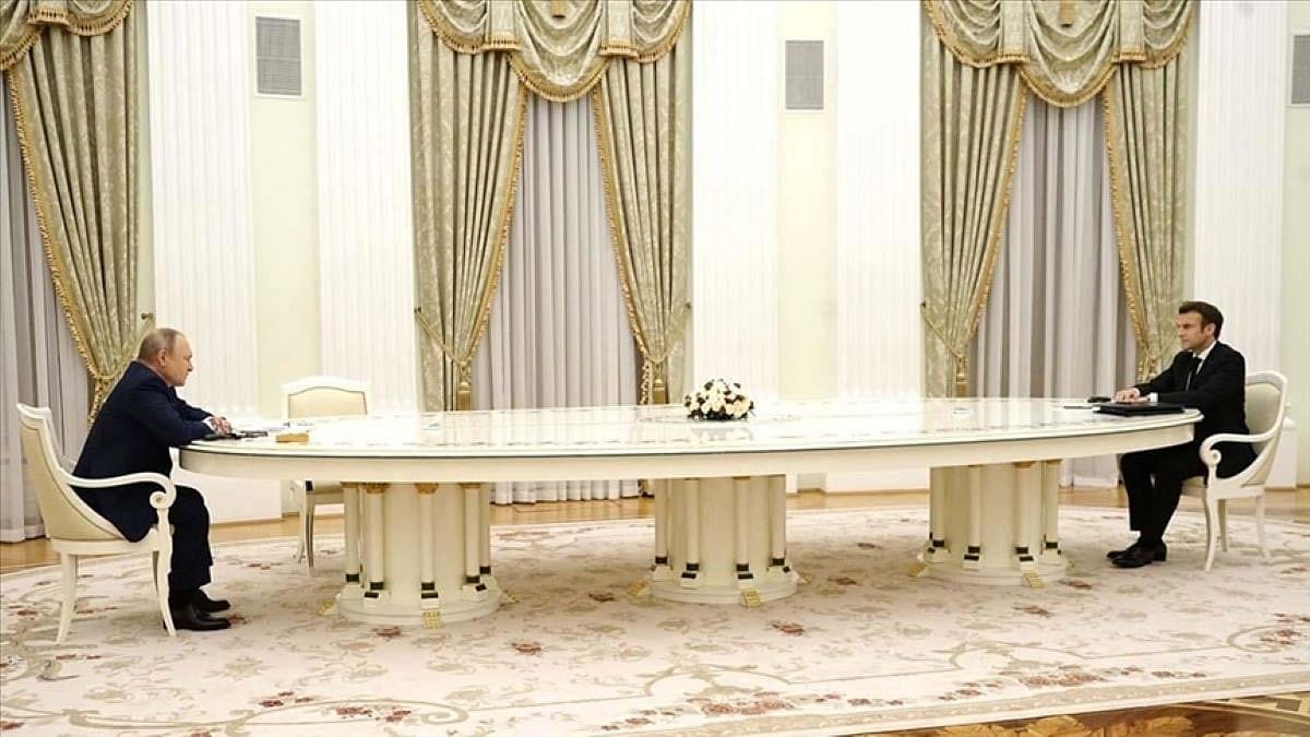 'Uzun masa' çok konuşulmuştu: Macron'un Rusya'da neden testi reddettiği belli oldu
