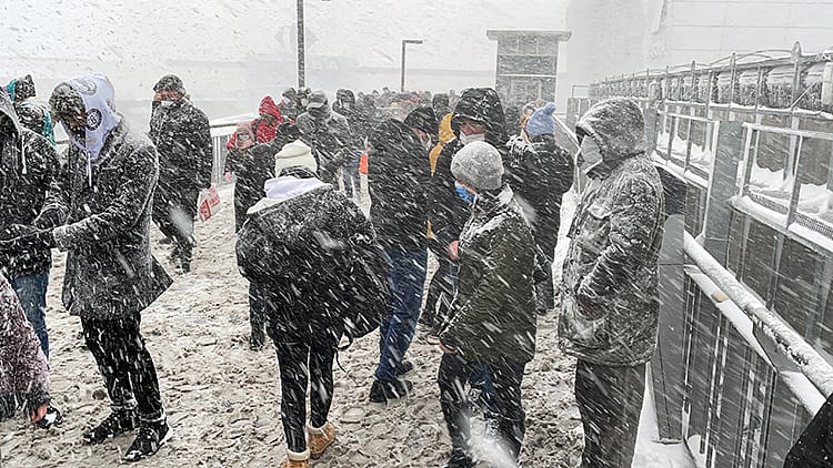 İstanbul'da kar esareti: Ulaşım kilitlendi, geçişler durduruldu-2