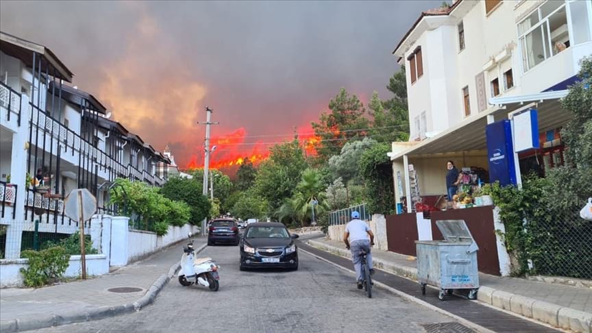 Marmaris'teki yangında ikinci gün: 1 kişi hayatını kaybetti, müdahale sürüyor