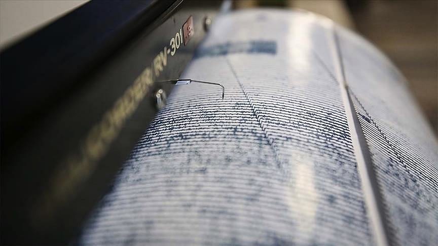 İzmir'de peş peşe korkutan depremler