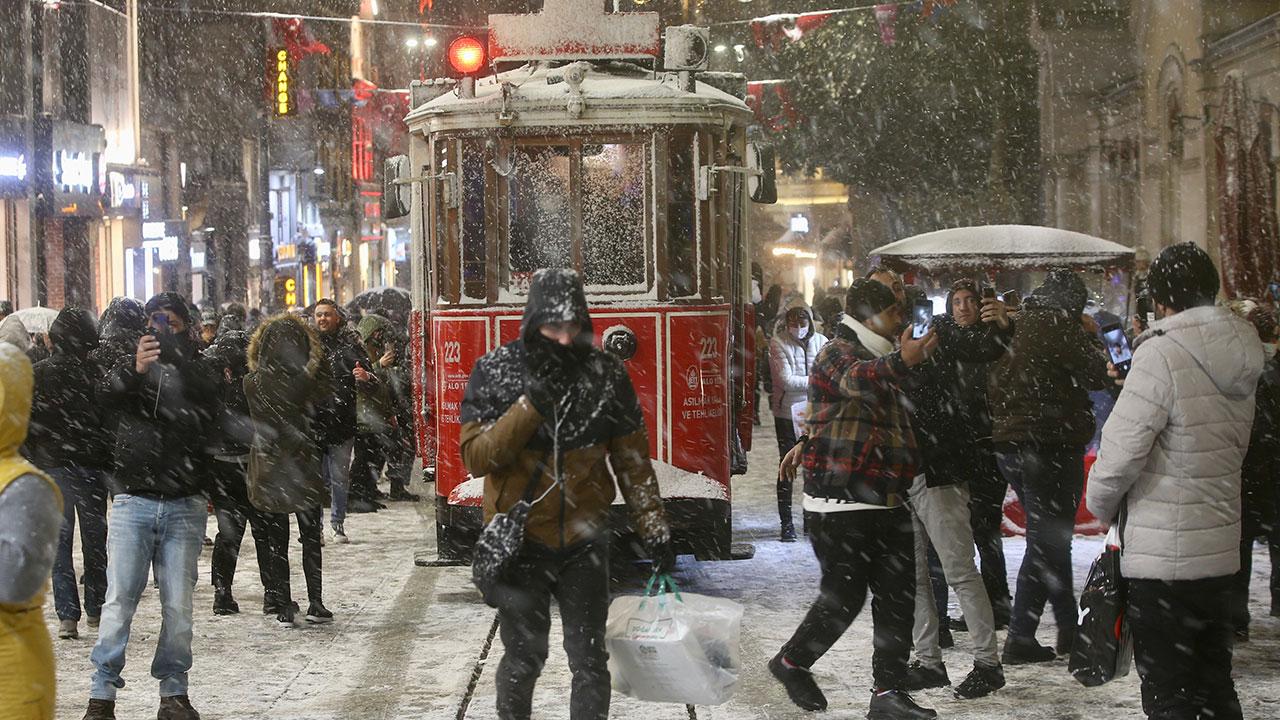 İstanbul'da kar alarmı... Meteoroloji açıkladı: '20 cm'yi aşabilir'