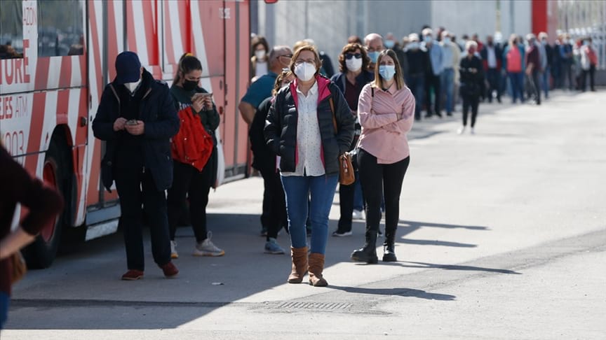 İspanya açık alanda maske zorunluluğunu kaldırıyor