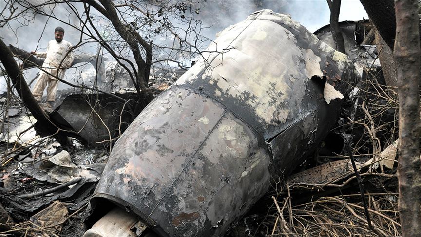 Pakistan'da yolcu uçağı evlerin üstüne düştü