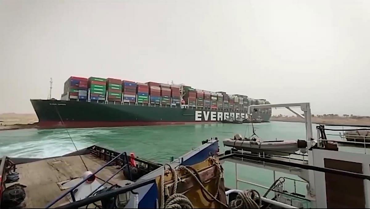 Dünyanın konuştuğu dev geminin sahibi özür diledi: Günlük zararı 9,6 milyar dolar
