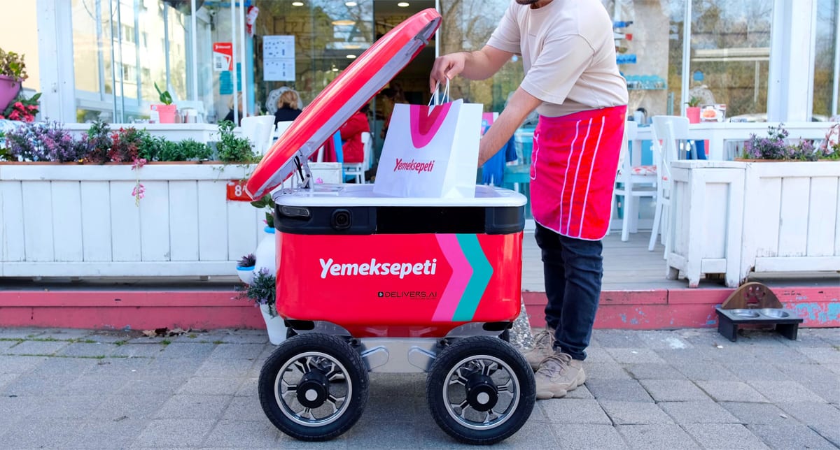 Hızlı ticarette otonom dönemi: Yemeksepeti'nde teslimat robotu YEBO işbaşı yaptı