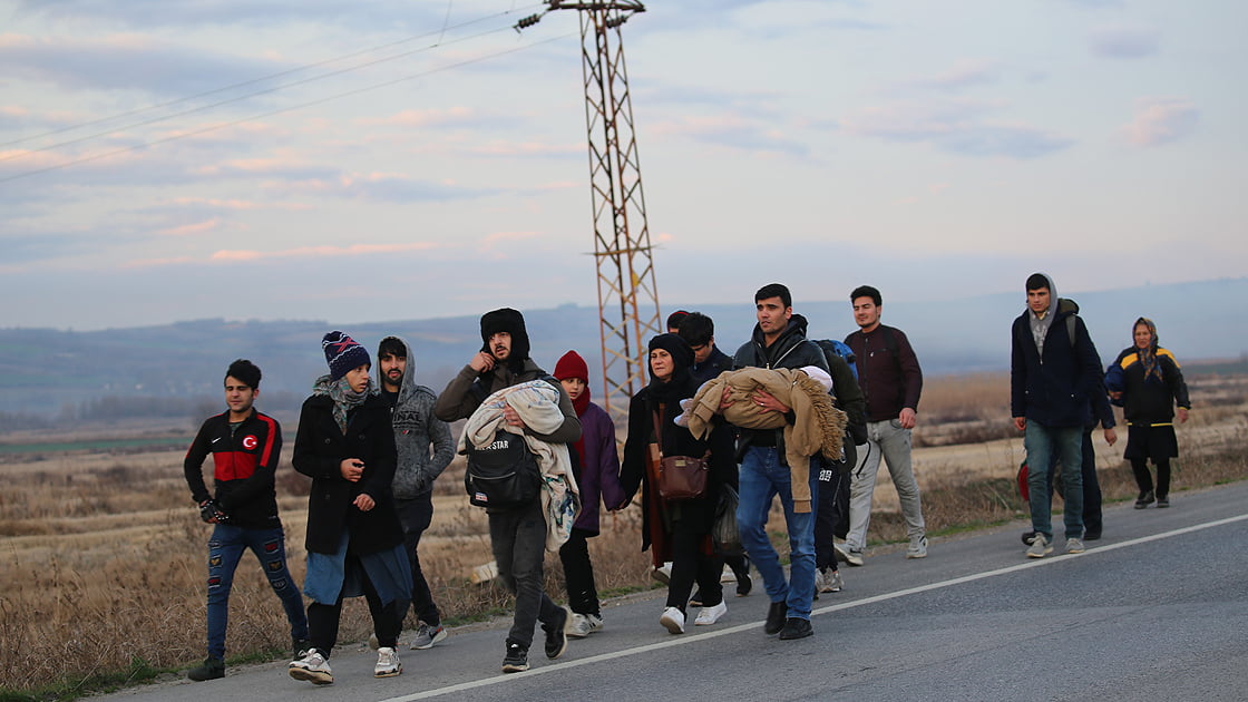 'Kapılar açıldı' haberinin ardından göçmenler sınıra yürüyor