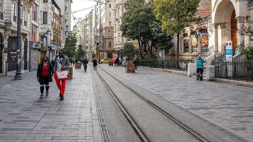 Tam kapanma uzayacak mı? Cumhurbaşkanı Yardımcısı Oktay yanıtladı