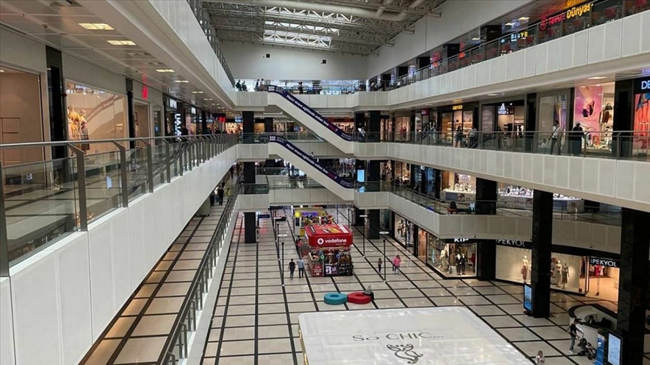 AVM'lere dönüş sürüyor
