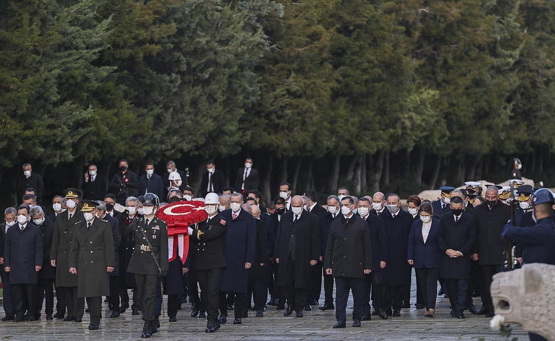Ata'ya saygı duruşu: Saat 9'u 5 geçe hayat 1 dakika durdu-0
