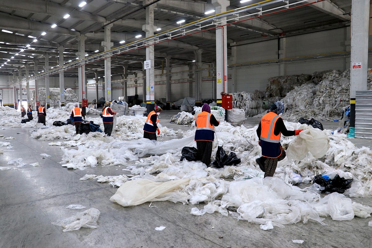 Çevreci fabrika plastik atıktan ürettiği ham maddeyi 17 ülkeye ihraç ediyor-2