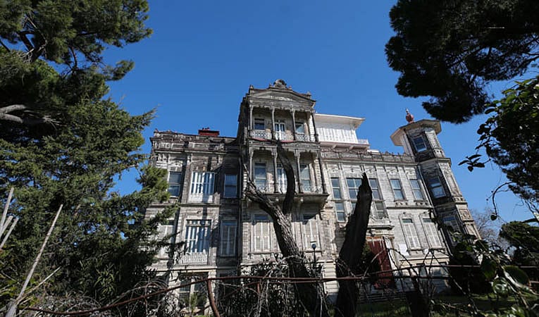 114 yaşındaki 'Perili Köşk' icradan satılık