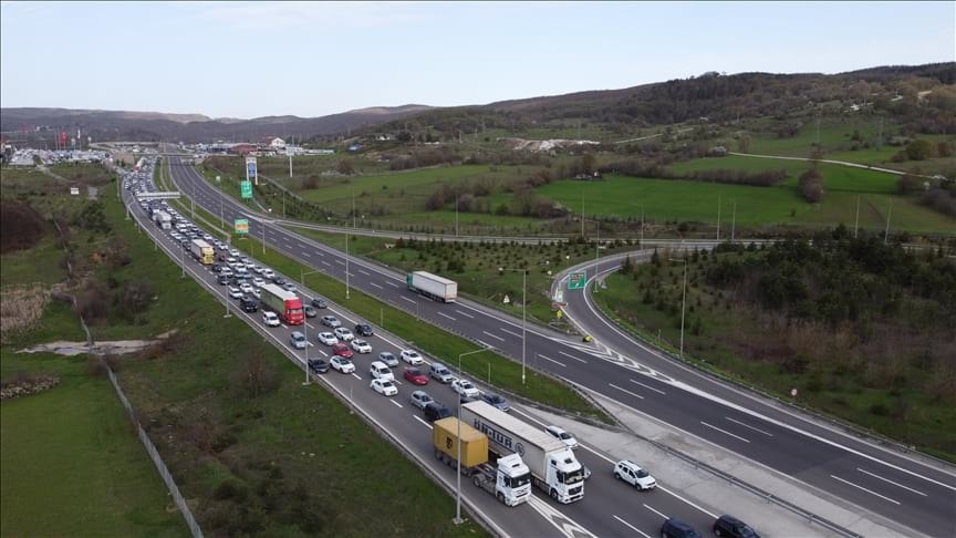 Anadolu Otoyolu'nda 'tam kapanma' öncesi trafik yoğunluğu arttı