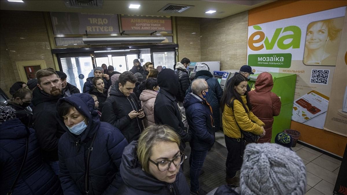Ukrayna'da halk ATM'lere koştu, nakit para çekimi ve dövize sınırlama geldi