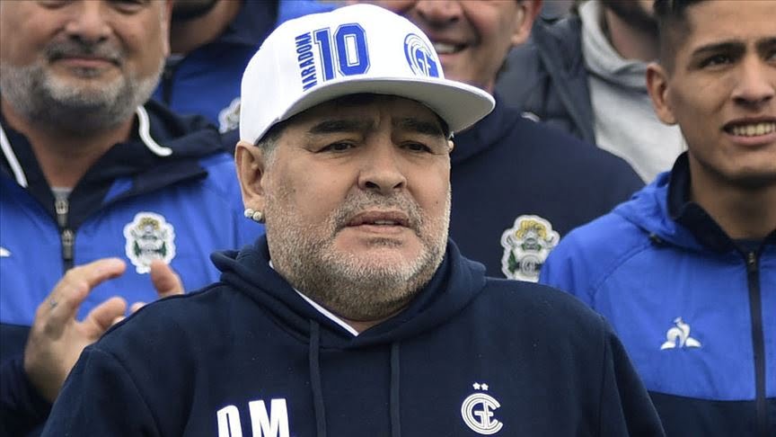 Futbolun yaşayan efsanesi Diego Armando Maradona hayatını kaybetti