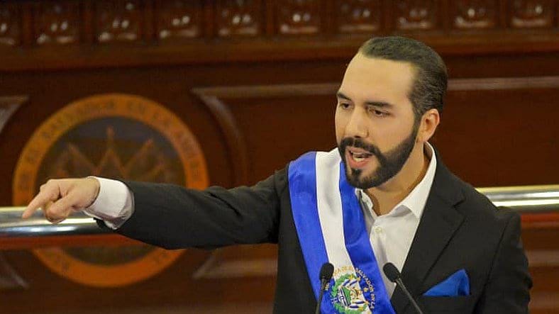 El Salvador'un Bitcoin'i resmen tedavüle sokması tartışmalara neden oldu: Ekonomistler uyardı