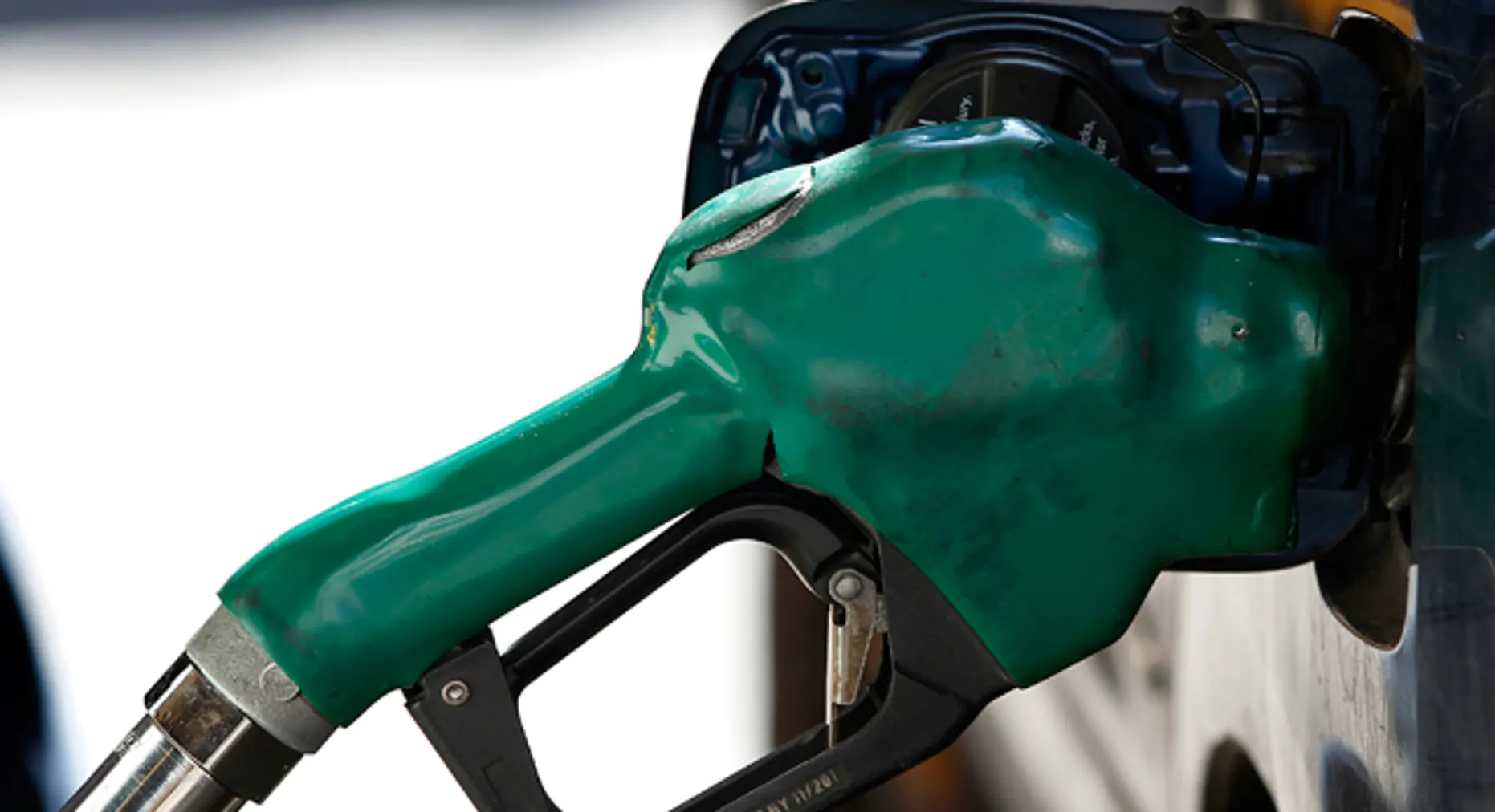 Biden'ın fiyatları düşürmek için yazın kullanımına onay vereceği E15 benzini nedir?