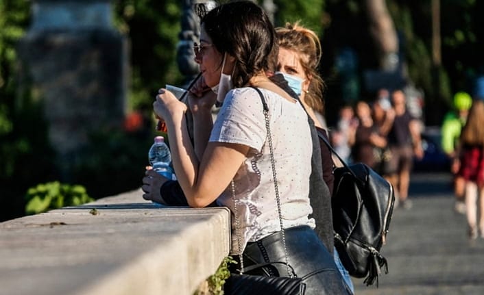 Dünya Sağlık Örgütü uyardı: Salgının merkezinde artık gençler var