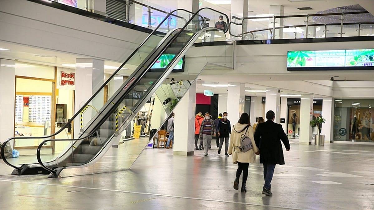 Hafta sonu kısıtlamasına denk gelen Sevgililer Günü için hediyeler erkenden alınacak