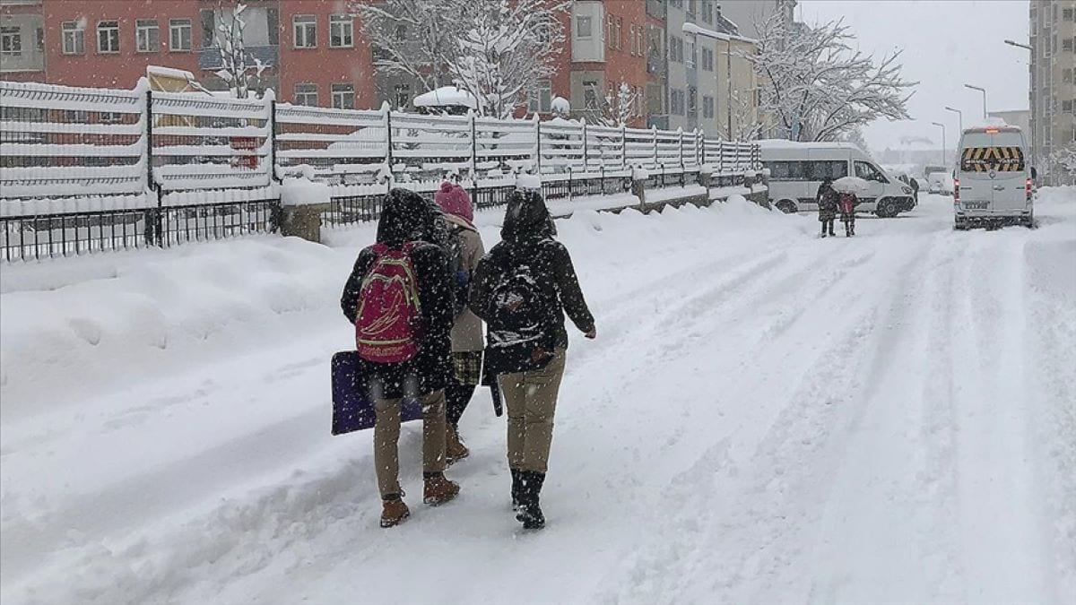 Kar nedeniyle bazı il ve ilçelerde okullar tatil edildi