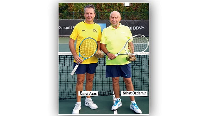 Duayen iş insanlarının tenis rekabeti