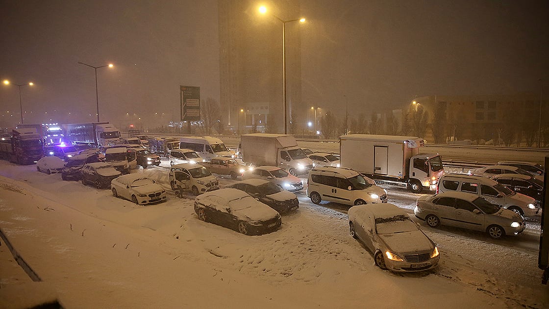 İstanbul'da kar esareti: Ulaşım kilitlendi, geçişler durduruldu-5