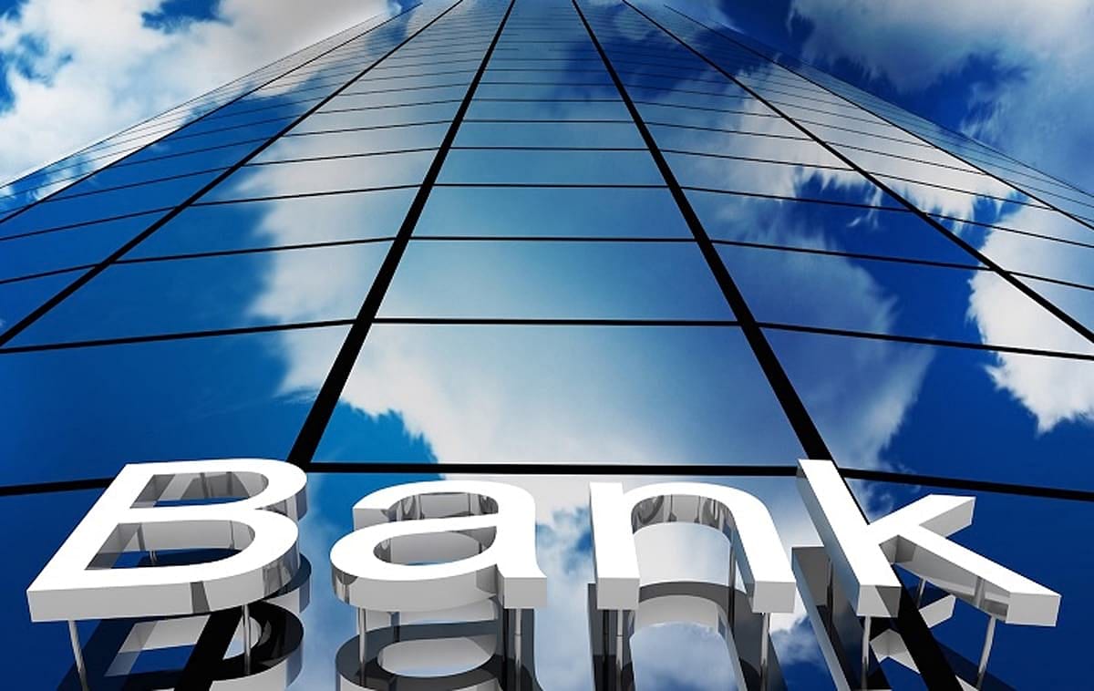 İspanya'da üst düzey banka yöneticilerinin yüksek maaşları tartışılıyor