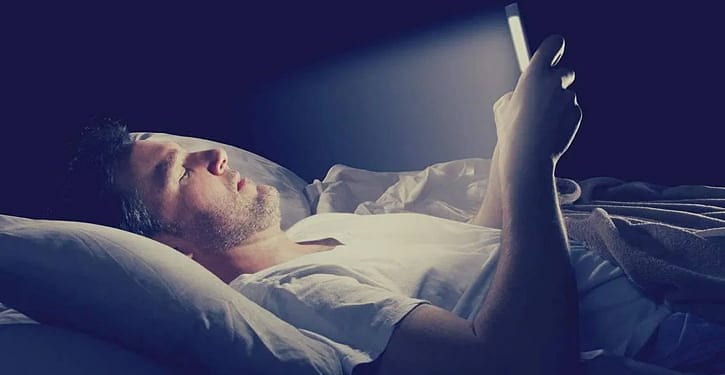 Yatağa bile telefonla giriyoruz