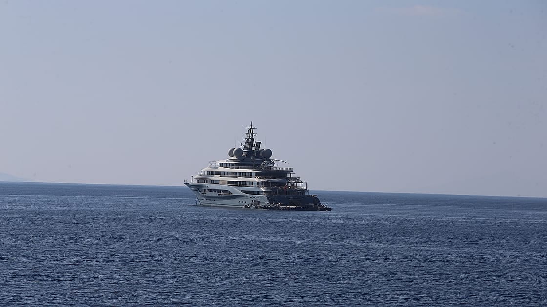 Ünlü iş insanları Gates ve Bezos'un mega yatları Bodrum'un koylarına demirledi-1