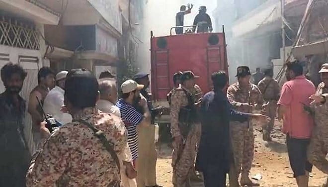 Pakistan'da yolcu uçağı evlerin üstüne düştü-0