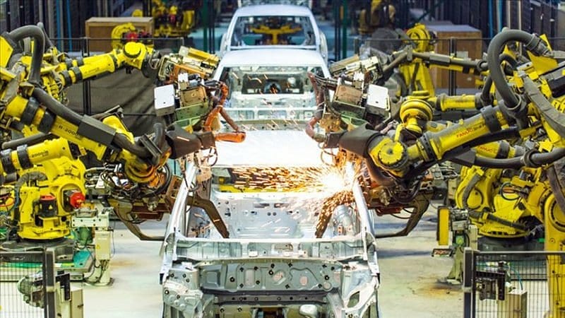 Otomotiv devi Rusya'da araç üretimini askıya aldı