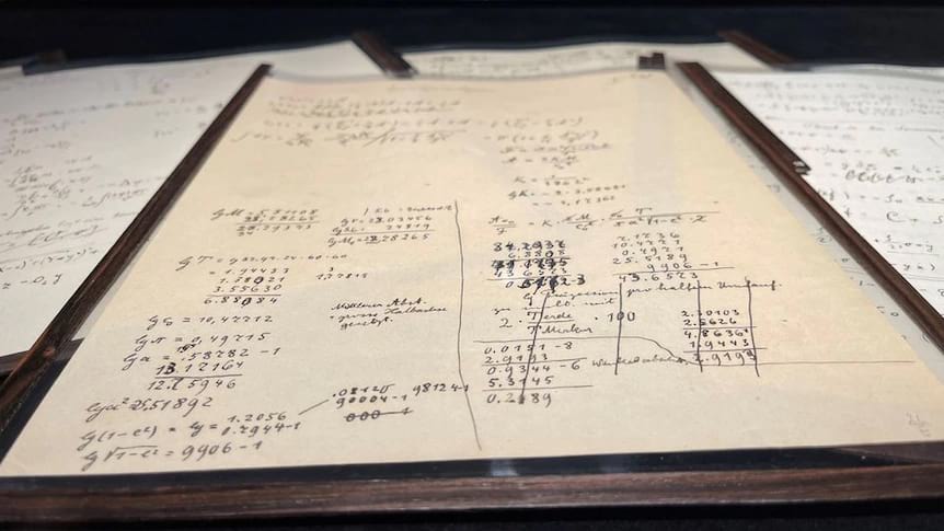 Einstein'ın görelilik kuramı formüllerini yazdığı defter rekor fiyata satıldı 
