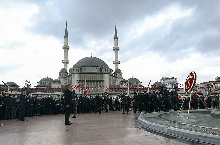 Ata'ya saygı duruşu: Saat 9'u 5 geçe hayat 1 dakika durdu-6