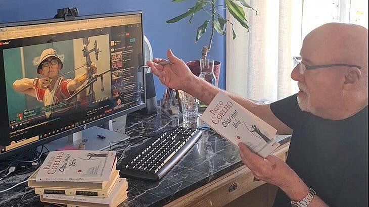 Brezilyalı ünlü yazar Paulo Coelho, yeni kitabını Mete Gazoz'a adadı