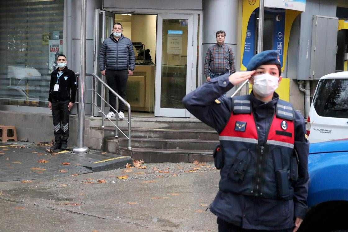 Ata'ya saygı duruşu: Saat 9'u 5 geçe hayat 1 dakika durdu-3