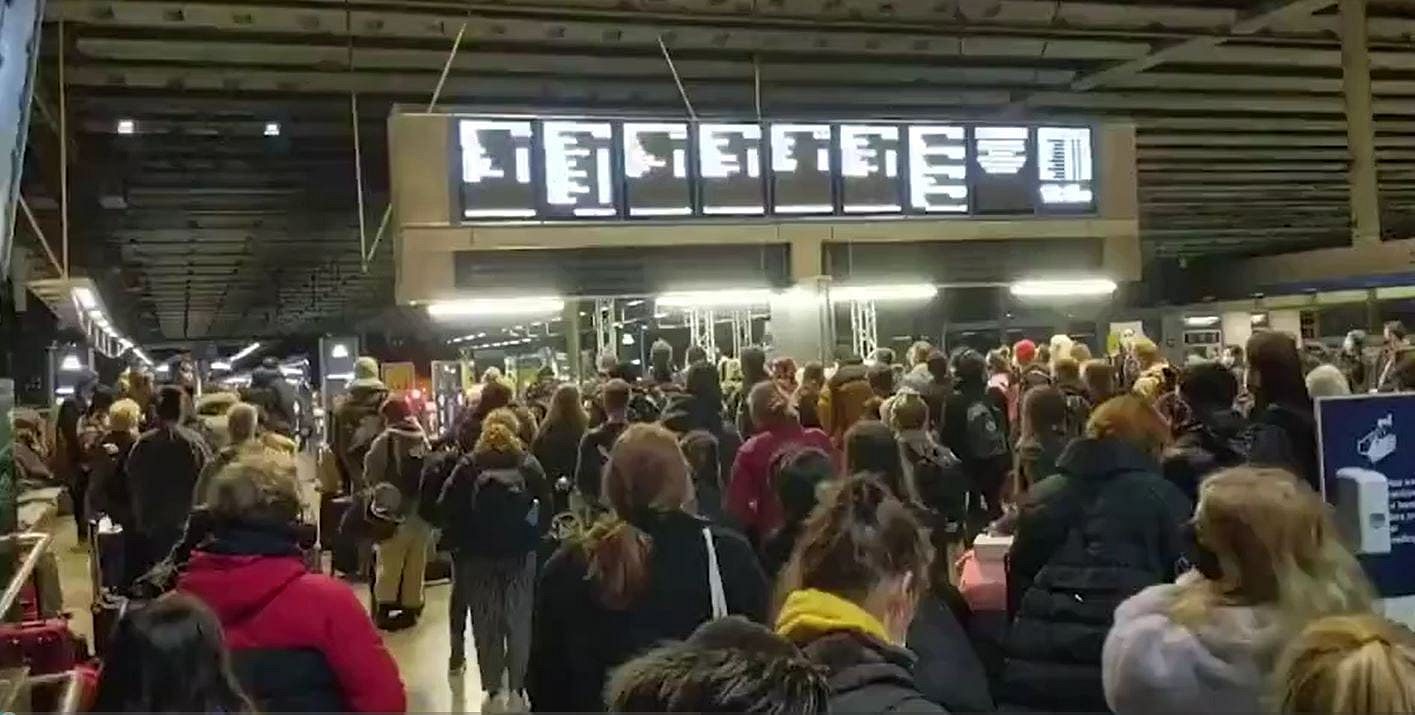 'Londra'dan kaçış': Açıklamanın ardından kuyruklar oluştu