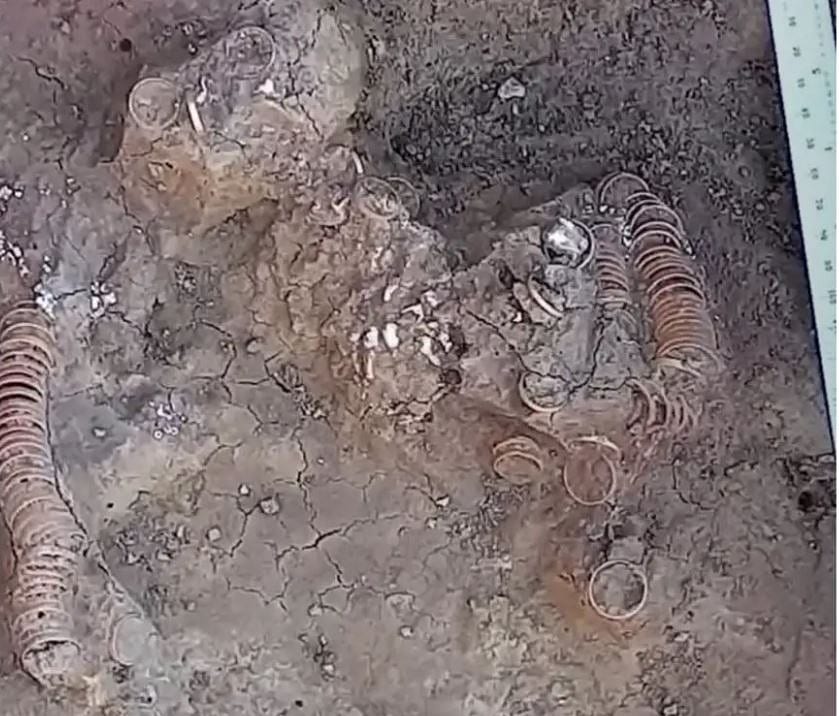 Romanya'da 6.500 yıl önce yaşamış çok zengin bir kadınla birlikte gömülen altın yüzük hazinesi bulundu-2