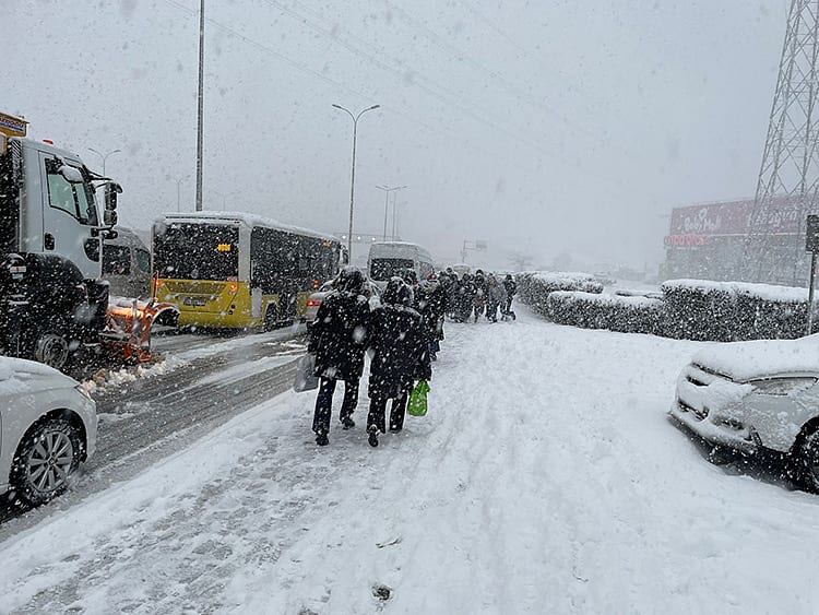 İstanbul'da kar esareti: Ulaşım kilitlendi, geçişler durduruldu-1