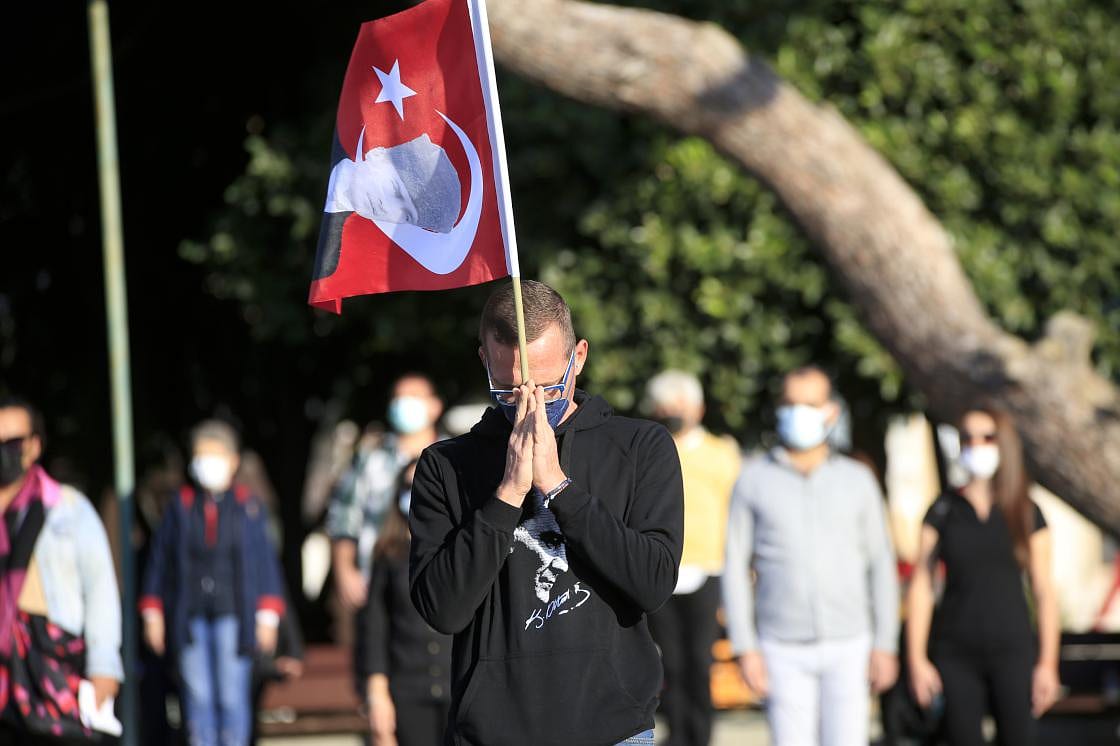 Ata'ya saygı duruşu: Saat 9'u 5 geçe hayat 1 dakika durdu-5