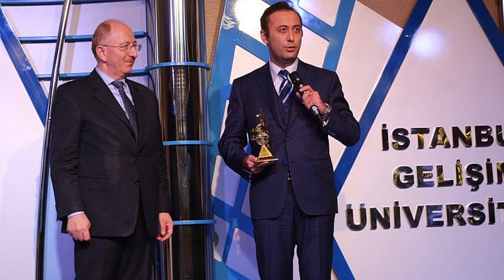 Özsüt'e gençlerden ödül