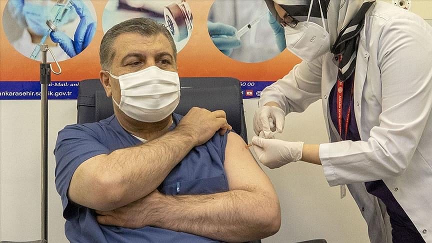 İlk CoronaVac aşısı Bakan Koca'ya yapıldı