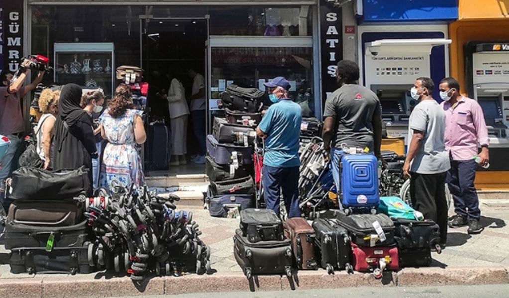 Havalimanında unutulan eşyalar satışa çıktı: '4 bin liralık telefon bin liraya satılıyor'