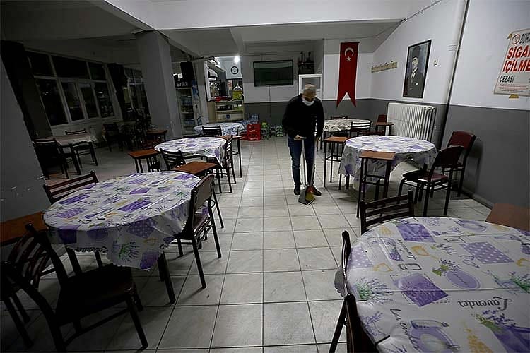 Esnaf aylar sonra kepenkleri açtı