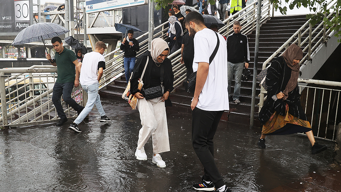 Meteoroloji'den yarın için İstanbul dahil 17 ile sağanak uyarısı