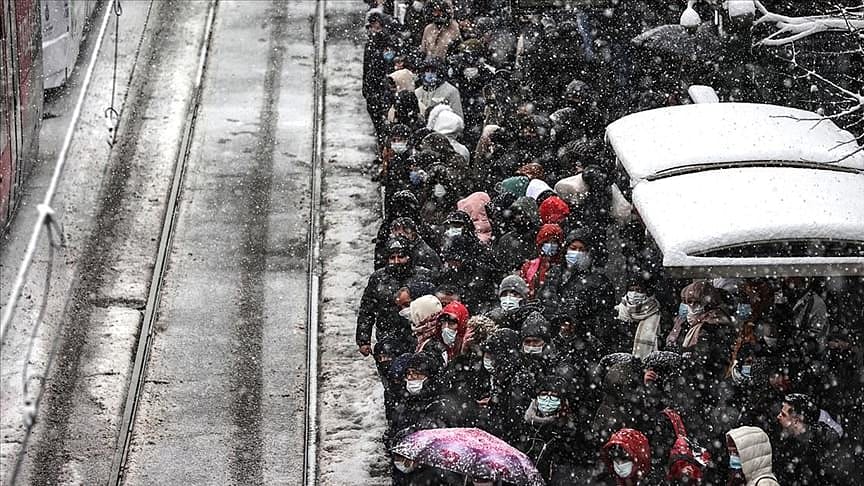 İstanbul’da yeni kar önlemleri açıklandı, 'pazartesi' için uyarı geldi: 'Okulların tatil edilmesi düşünülebilir'-0
