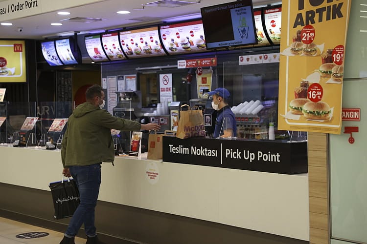 Restoranlar paket servis ya da 'gel-al' şeklinde hizmet veriyor
