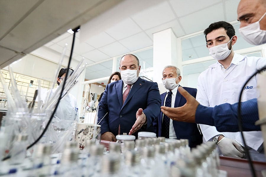 Bakan Varank koronavirüse karşı kullanılan ilacı üreten fabrikada