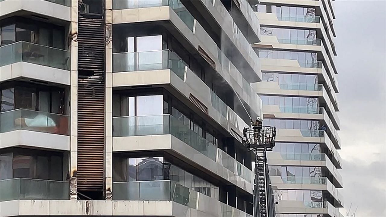 Fikirtepe'deki 24 katlı binanın 3. katında yeniden yangın çıktı